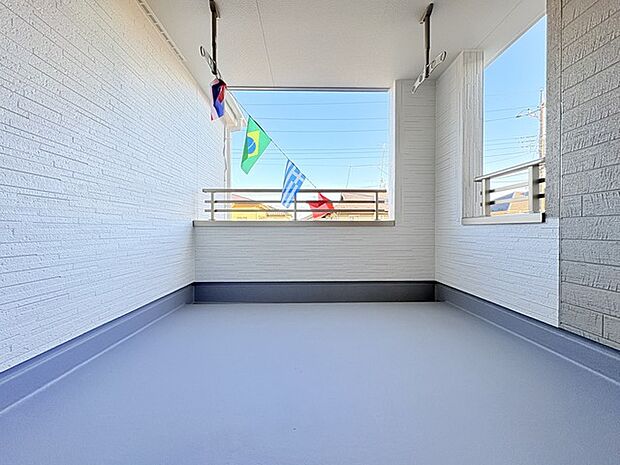 後付けのテラス屋根よりデザイン性にも優れた屋根付きバルコニー。