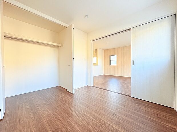 新築の木の匂いのする室内。写真では伝わらないので、ぜひ現地でお確かめください。