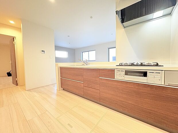 料理をしながらでも、ご家族との会話を楽しめる対面キッチン。