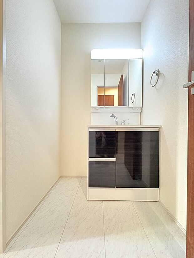 お出かけ前の身だしなみに一歩差がつく三面鏡。