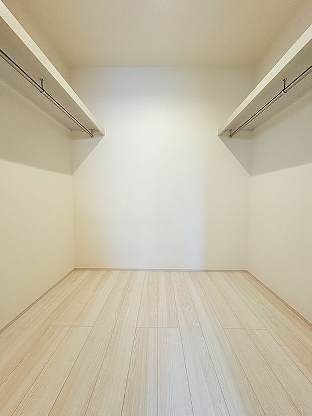 収納力と使い勝手がうれしいウォークインクローゼットがあります