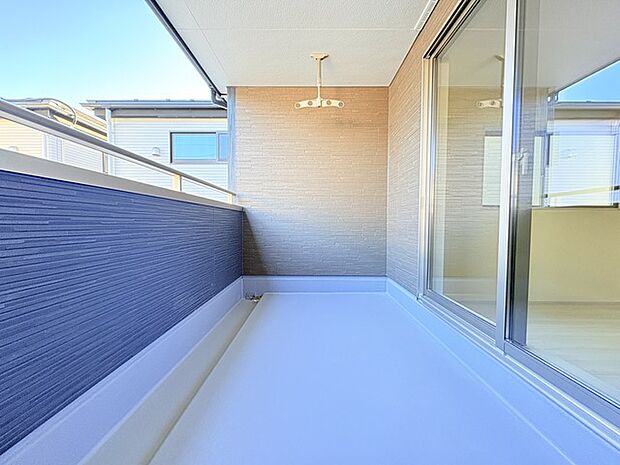 後付けのテラス屋根よりデザイン性にも優れた屋根付きバルコニー。