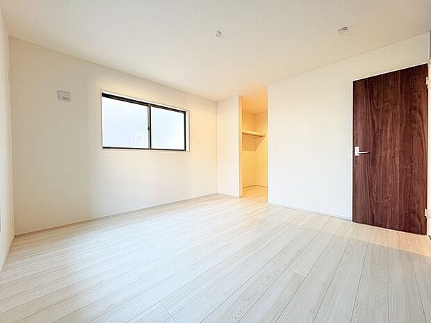新築の木の匂いのする室内。写真では伝わらないので、ぜひ現地でお確かめください。