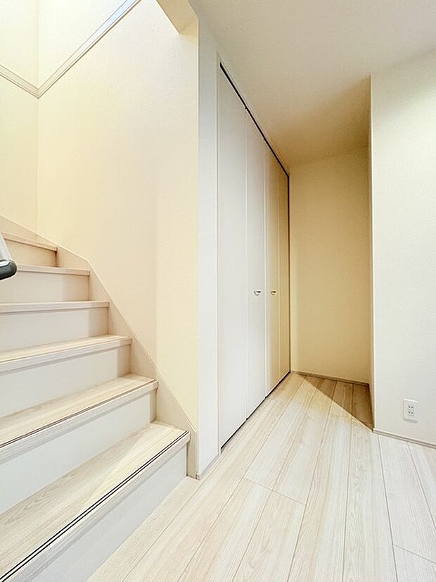 誰も住んだことのない家の玄関スペース。あたらしい木のにおいを感じていただけると思います。