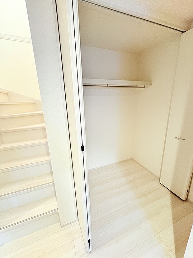 玄関脇にも収納があります。