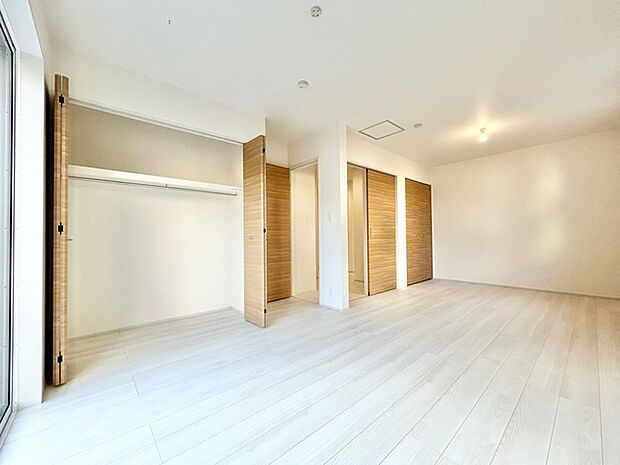 収納力と使い勝手がうれしいウォークインクローゼットがあります 