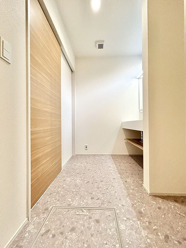 洗面室にはうれしいリネン収納があります。 