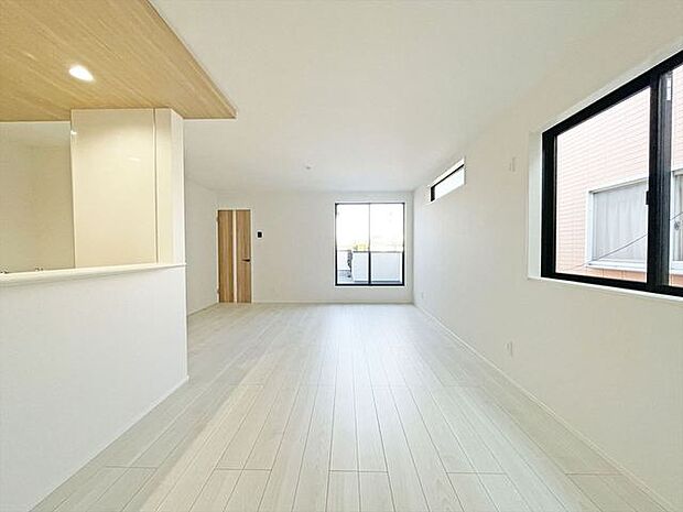 ご家族みんながゆったりくつろげる広々リビング。 