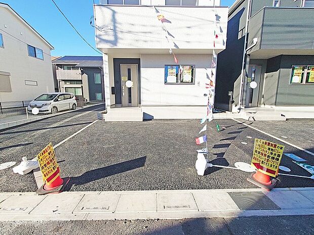 駐車場は2台まで駐車可能。マイカーの車幅もお確かめください。 