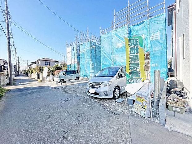 幅員の狭い道ですが、車通りの少ない住宅街に立地してます。