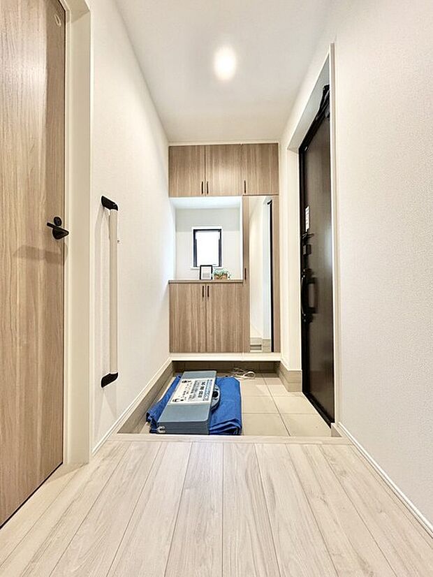 玄関を開けたらシューズボックス、使いやすい配置です。 