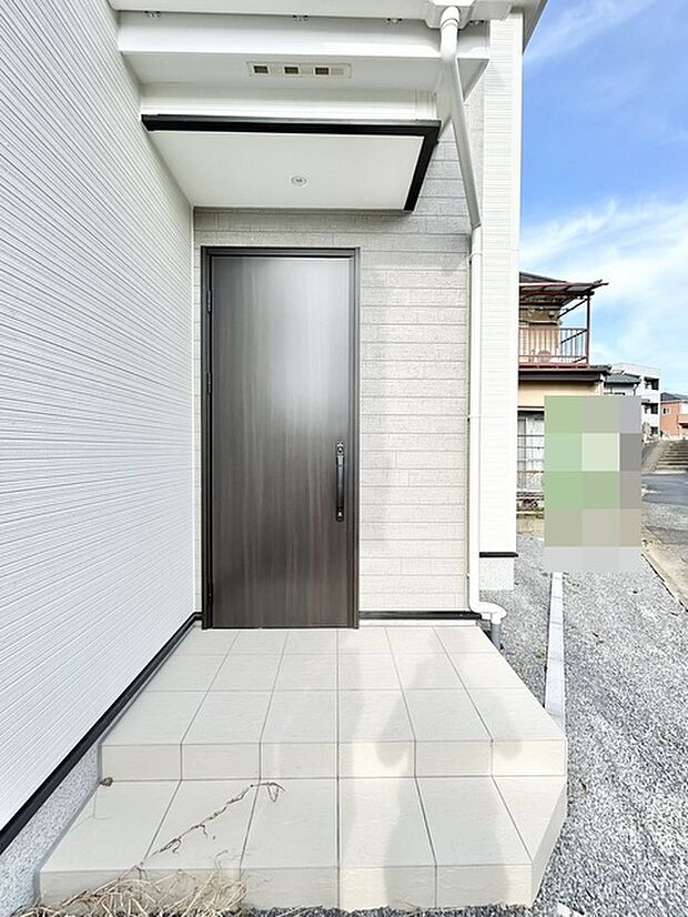 この扉を開けると、新築の木の匂いが待ってます。