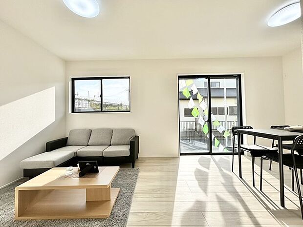 南側に大きな窓を配置、明るいリビングが出来ました。 