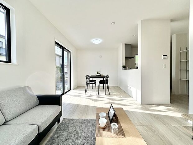 ご家族みんながゆったりくつろげる広々リビング。