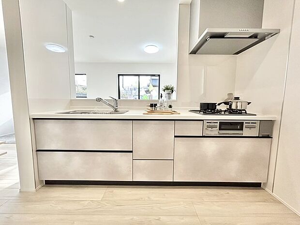 スライド収納付きシステムキッチン。お鍋類の出し入れもスムーズ。