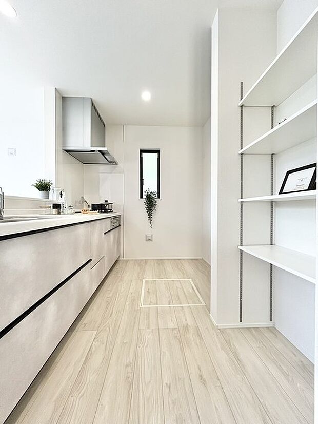 カウンターからはリビングが広く見渡せ、ご家族とのコミュニケーションも弾みます。