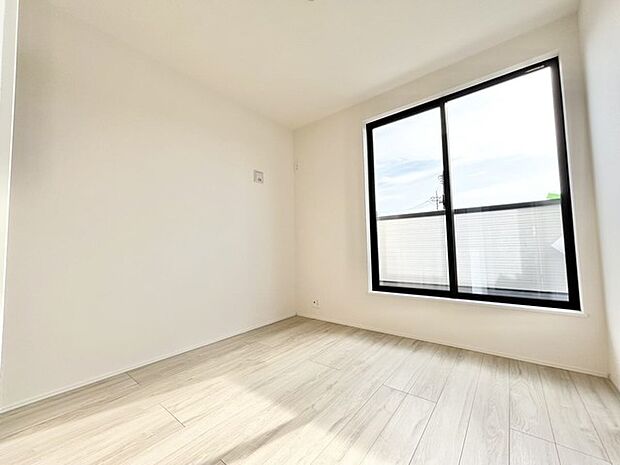 新築の木の匂いのする室内。写真では伝わらないので、ぜひ現地でお確かめください。 