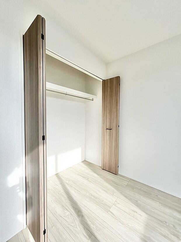 収納力と使い勝手がうれしいウォークインクローゼットがあります 