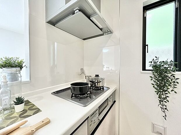 お掃除のしやすいフラットタイプの3口コンロです。