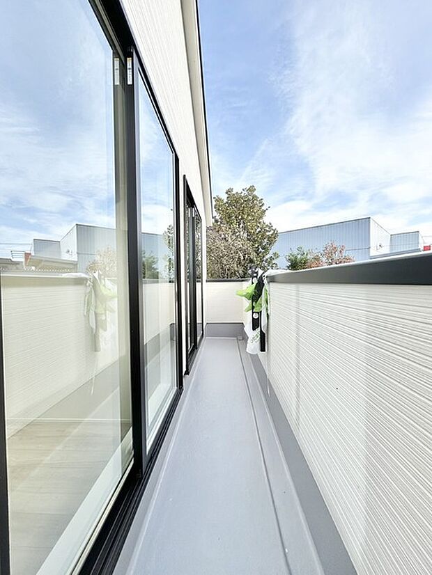 ゆとりの広さを確保したバルコニー。お布団を干すのも、この広さならラクラク。