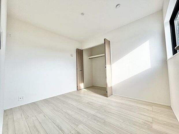 大きな窓から明るい日差しが差し込みます。