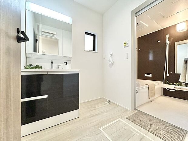 洗面室にはうれしいリネン収納があります。 