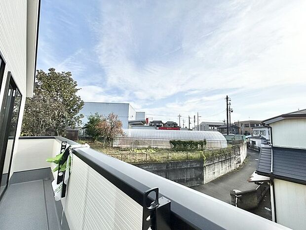 車通りの少ない閑静な住宅地、のびのびした子育てに適します。