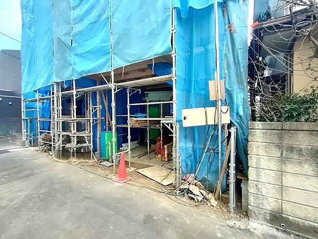 車通りの少ない閑静な住宅地、のびのびした子育てに適します。 