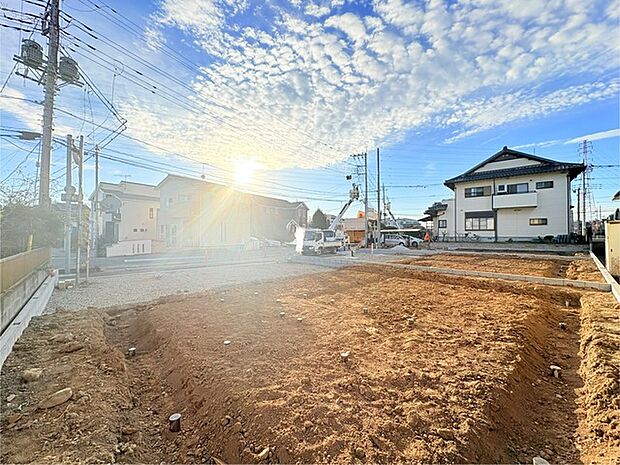 幹線道路から1本入った現地は、想像以上に静かに感じられます。