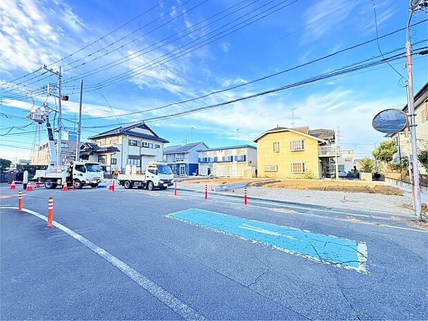 幹線道路から1本入った現地は、想像以上に静かに感じられます。