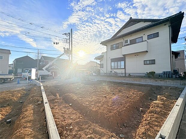 幹線道路から1本入った現地は、想像以上に静かに感じられます。