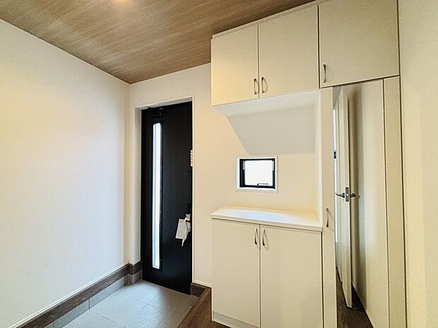 誰も住んだことのない家の玄関スペース。あたらしい木のにおいを感じていただけると思います。