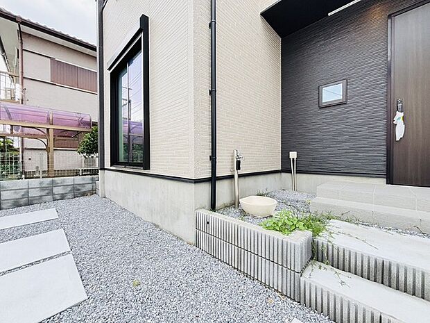 小さなお庭はメンテナンスが楽でちょうど良いかも知れませんね。