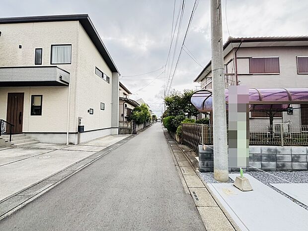 住民の方が主に利用する交通量少なめの道路に面してます。