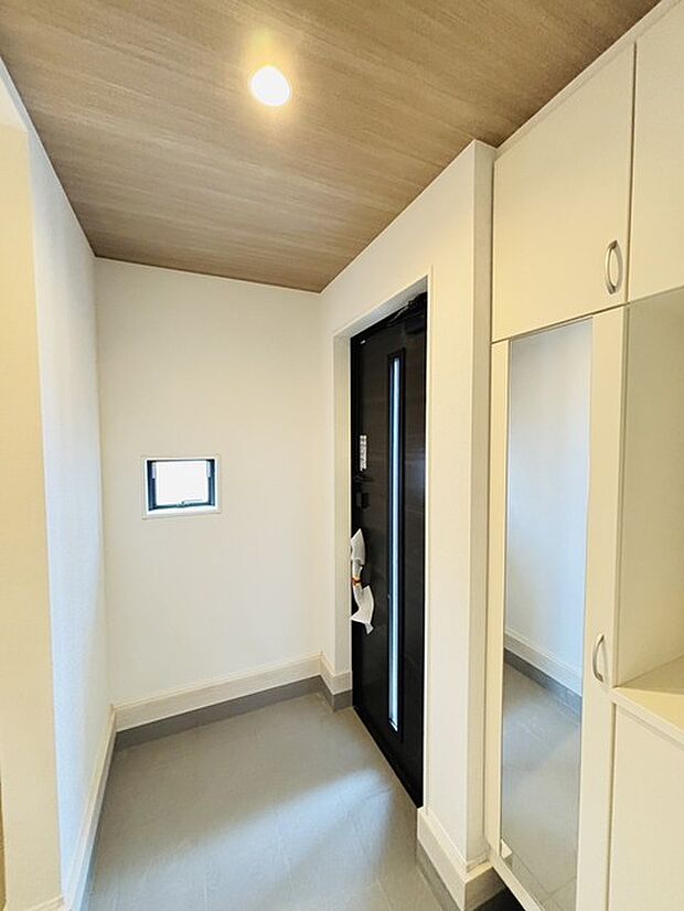 誰も住んだことのない家の玄関スペース。あたらしい木のにおいを感じていただけると思います。 