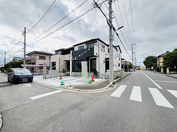 前面道路は歩道も整備され、小さなお子様にも安心です。 