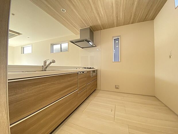 リビングで遊ぶお子様を見守りながらお料理ができる、対面キッチン。