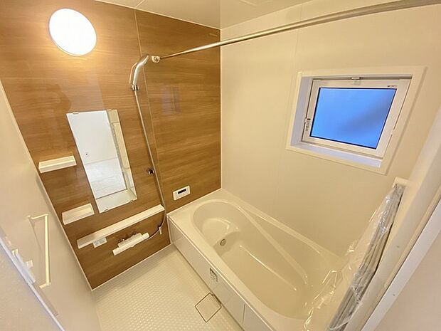 浴室は湿気がたまりやすく、換気扇だけでは心配。。。窓をあければお風呂がカラっと乾きます。 