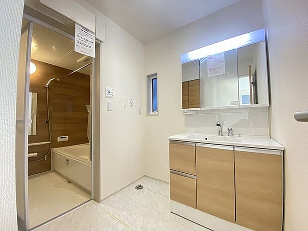 お出かけ前の身だしなみに一歩差がつく三面鏡。 