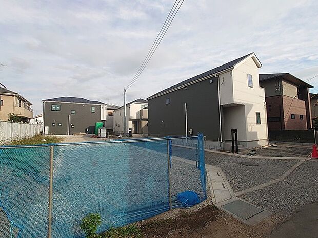 幅員の狭い道ですが、車通りの少ない住宅街に立地してます。