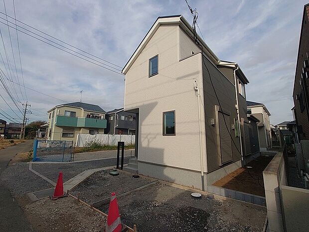 幅員の狭い道ですが、車通りの少ない住宅街に立地してます。