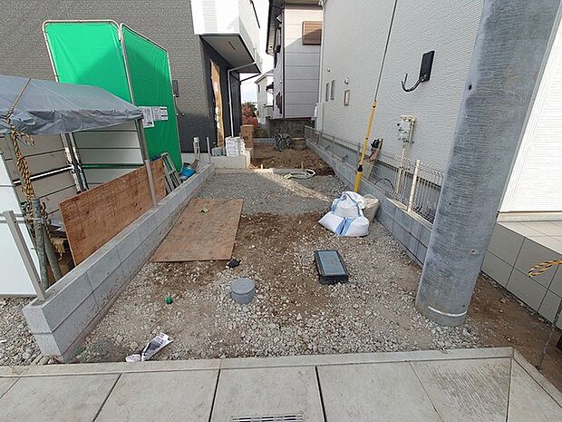 マイカースペースを1台分確保。現地で車幅と共にご確認ください。