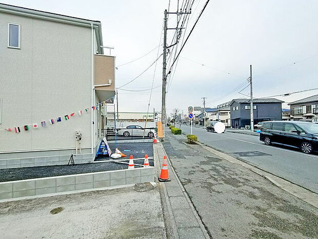 前面道路は歩道も整備され、小さなお子様にも安心です。