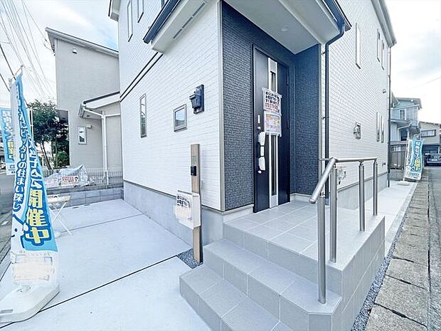 アプローチからの玄関がおしゃれな住宅。出発も帰宅も楽しみになるかも。