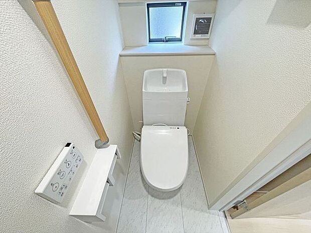 お掃除らくらく。便座脇の操作盤をなくした、リモコンタイプのお手洗い。