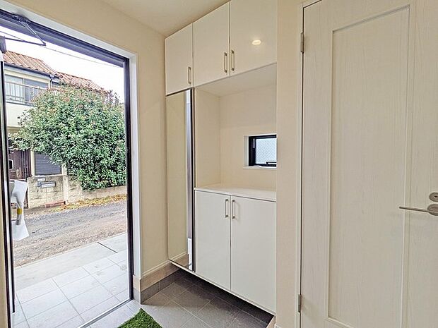 玄関を開けたらシューズボックス、使いやすい配置です。