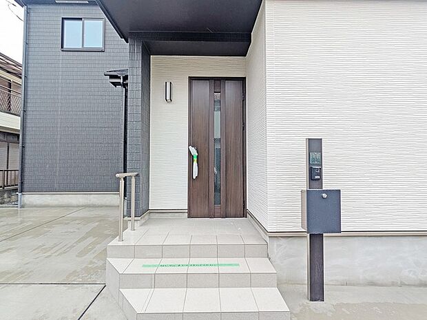 ポーチのついた新築分譲物件。玄関の印象はいかがでしょうか?入口からご覧ください。