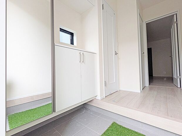 靴がしっかり収まるから、散らかりがちな玄関もスッキリ。