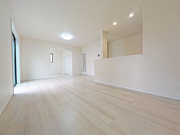 ナチュラルウッドの色合いが、室内にあたたかな雰囲気を運びます。