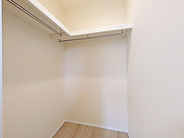 季節物の衣類もスッキリ収納できる、ウォークインクローゼット。